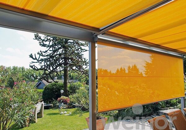 Gelbe Markise mit seitlichem Sonnenschutz an moderner Terrassenüberdachung im Garten.